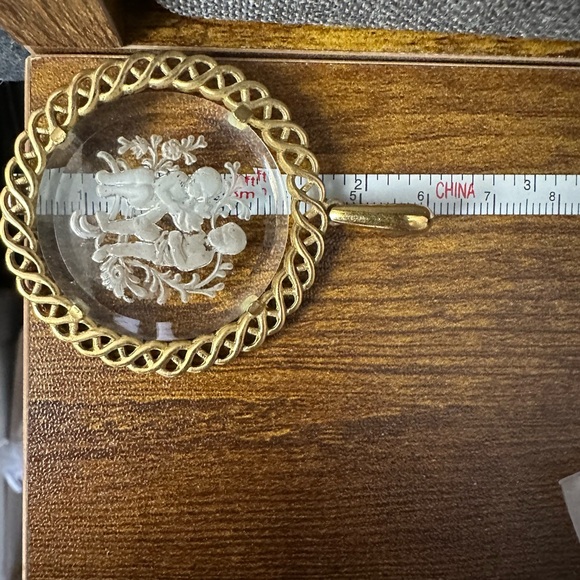 Vintage Trifari gold tone and etched glass Gemini twins pendant - Picture 6 of 6